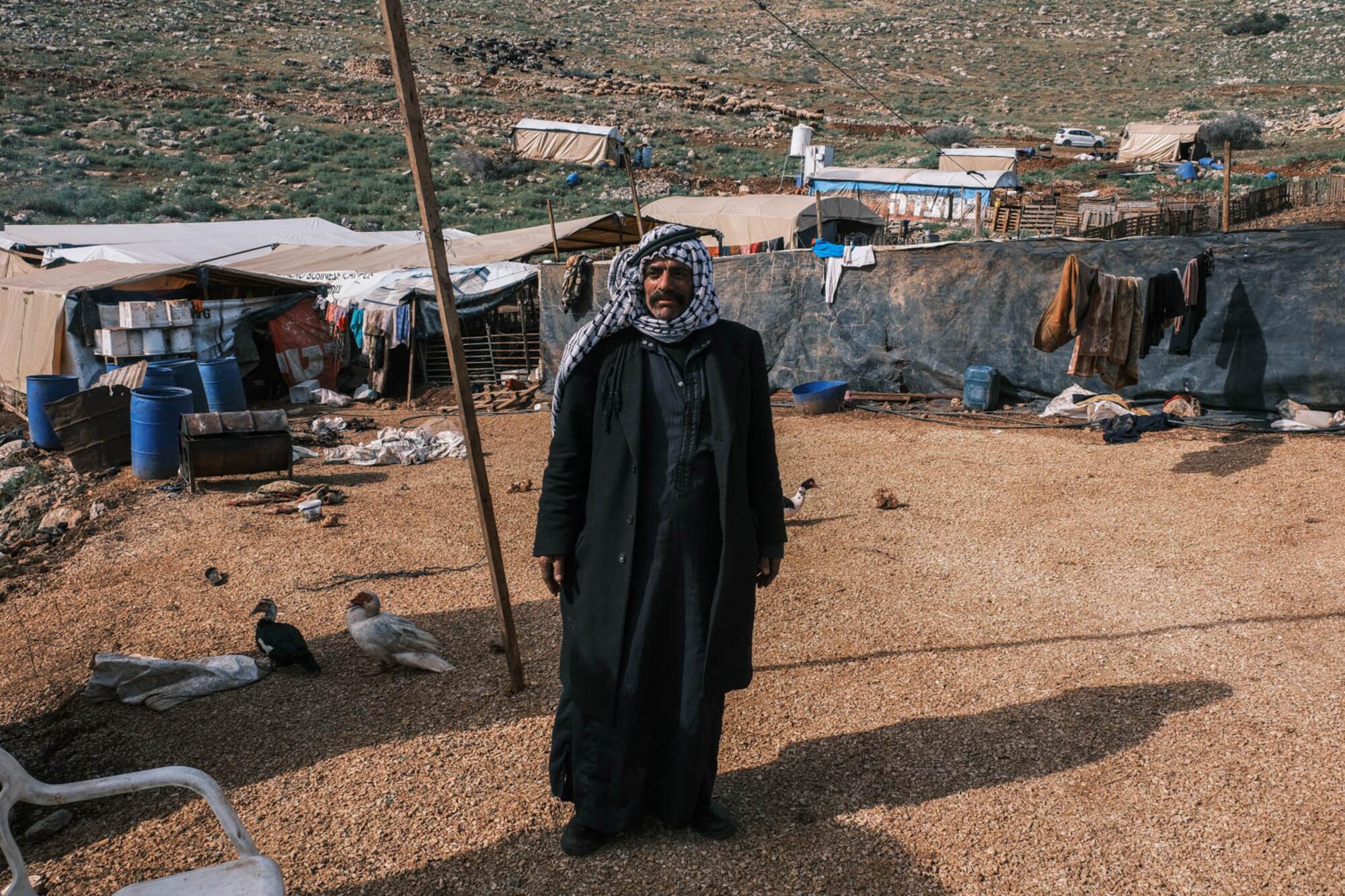 Kharallah Bani Odeh, conocido como Abu Jihad, en la casa a la que se trasladó tras verse obligado a abandonar su tierra a causa de la violencia de los colonos.
